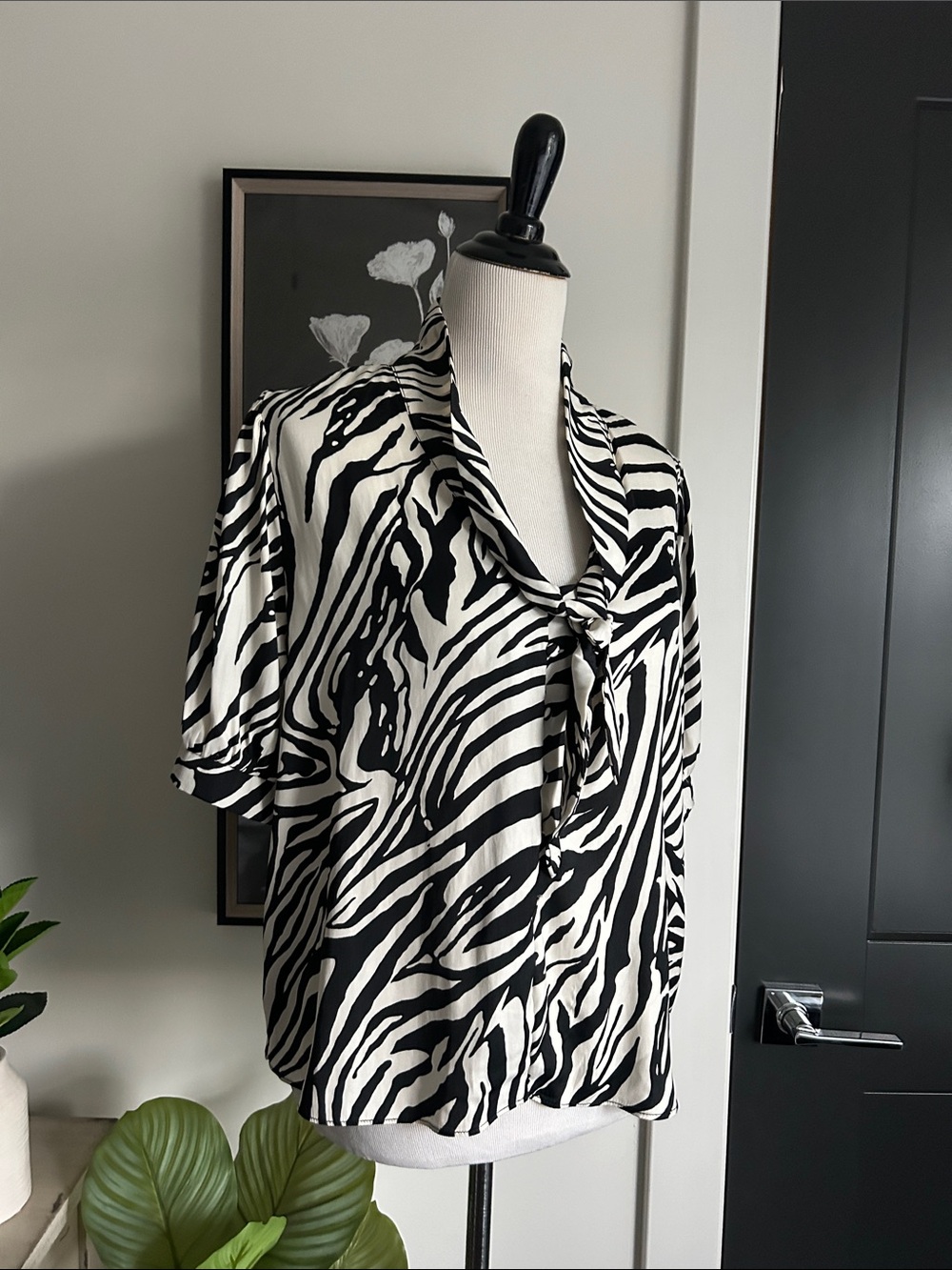 🦓 XL Zebra-Print Tie-Neck blouse short sleeve Top - Black & off White